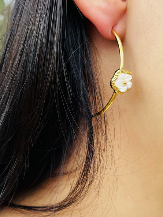 Boucles D'oreilles Créoles avec Fleur Blanche - Andreia Bijoux
