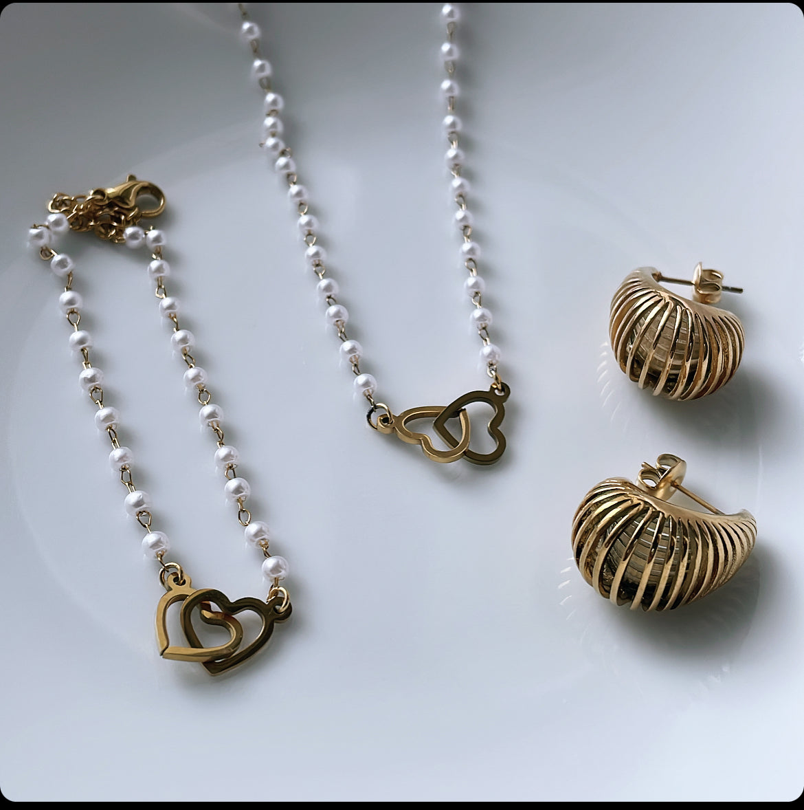 Intertwined hearts necklace