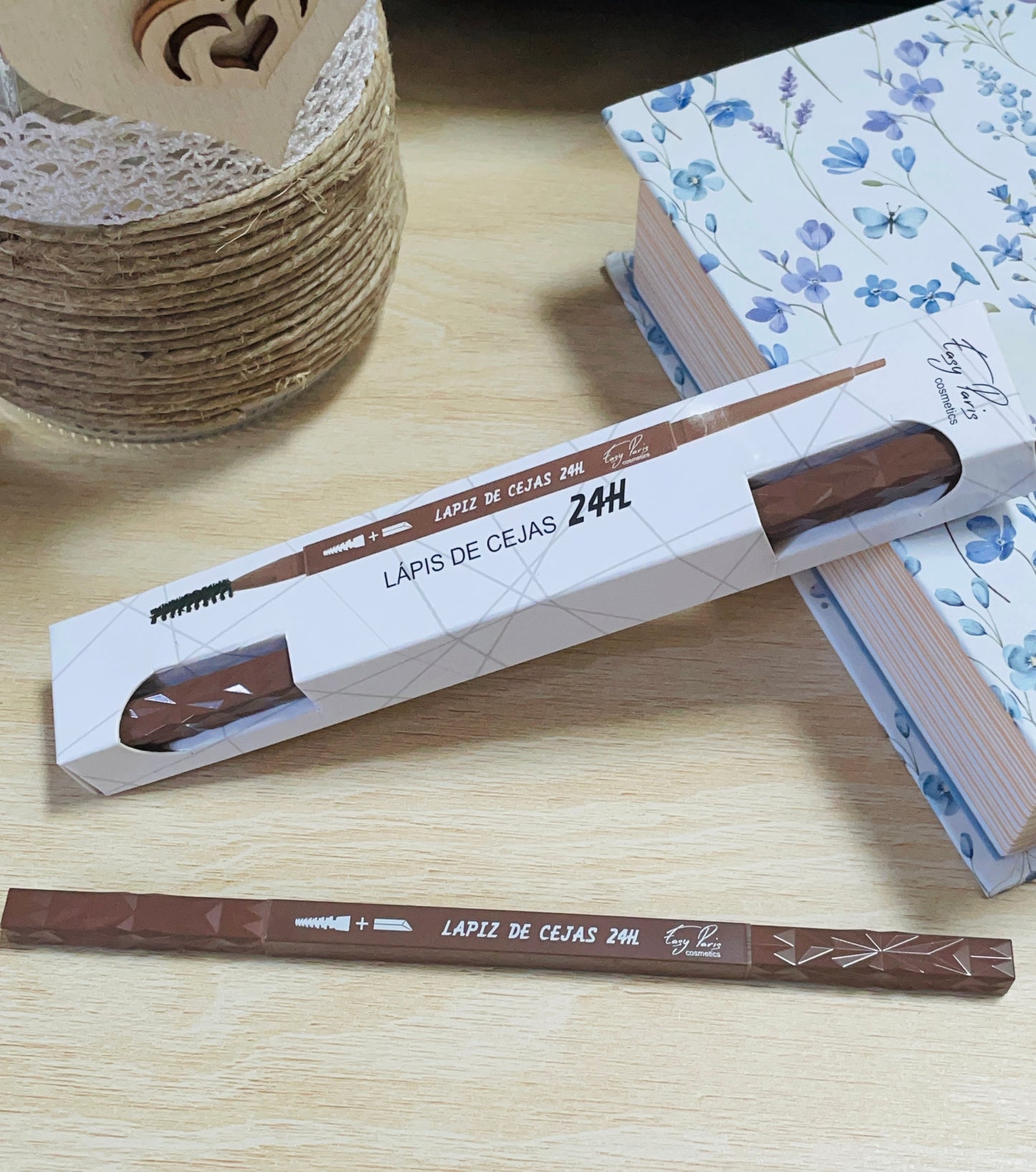 Crayon à sourcils avec brosse — Fini naturel & précis