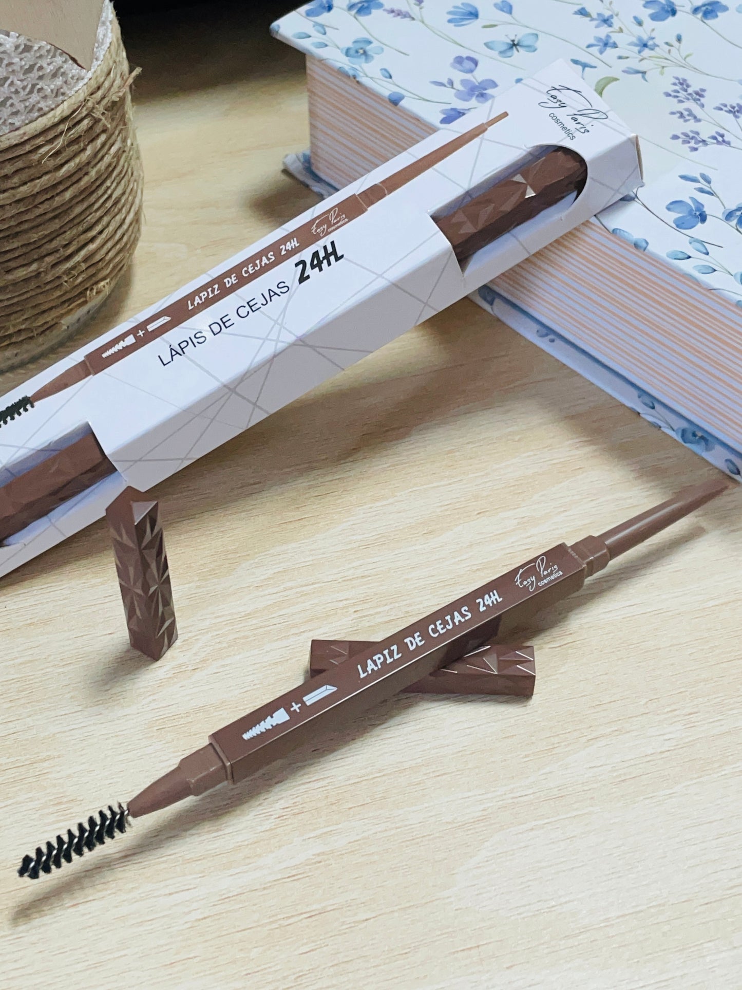 Crayon à sourcils avec brosse — Fini naturel & précis