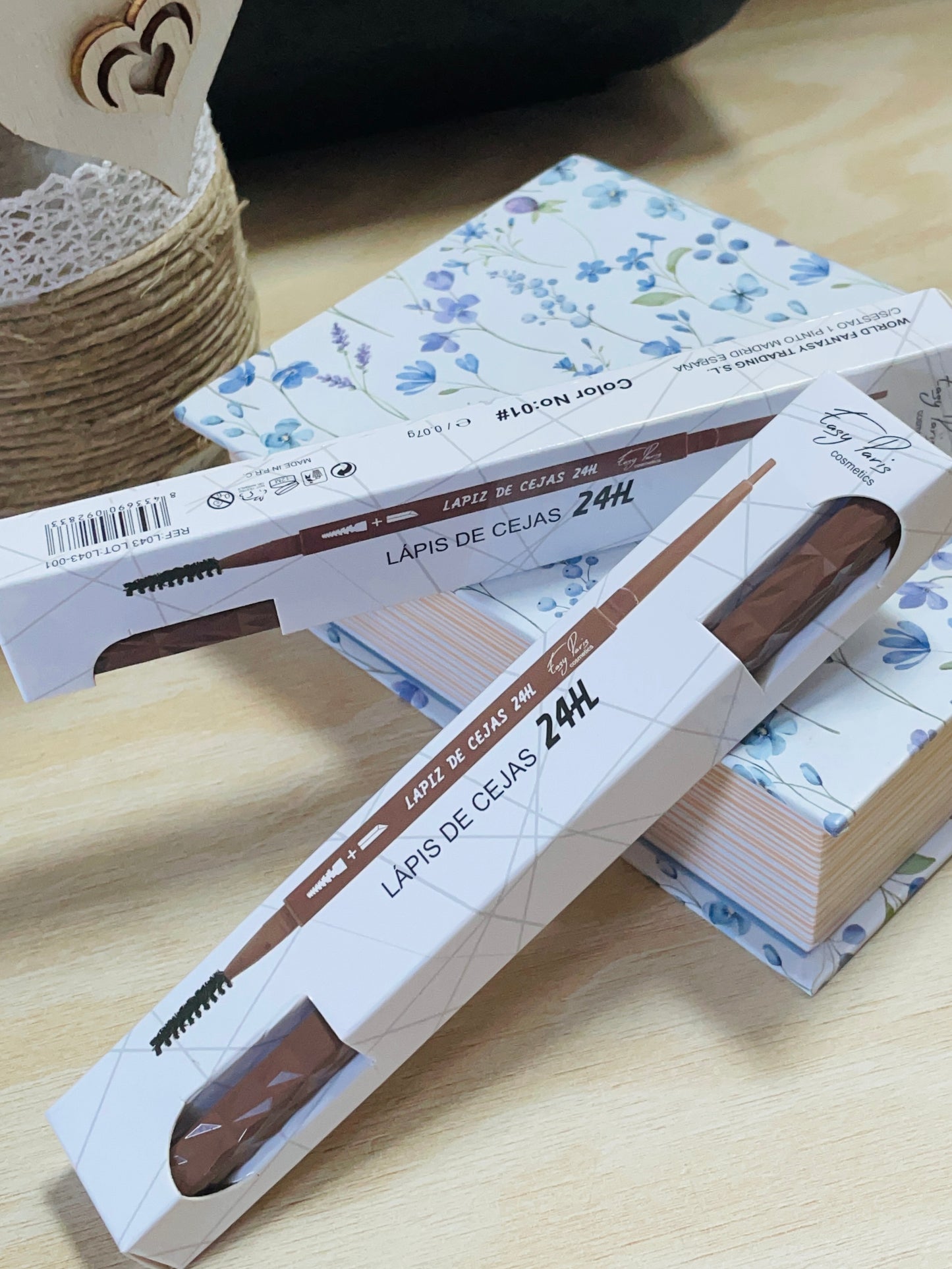 Crayon à sourcils avec brosse — Fini naturel & précis