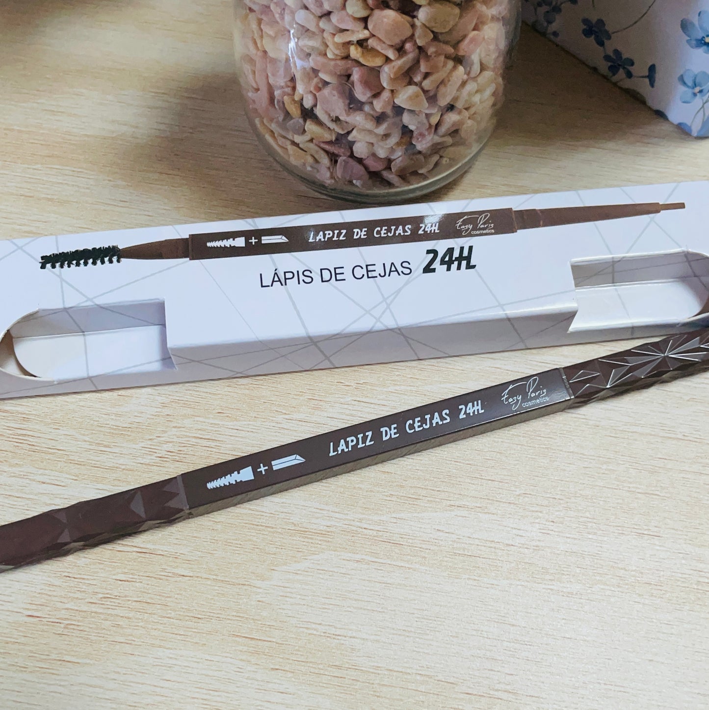 Crayon à sourcils avec brosse — Fini naturel & précis