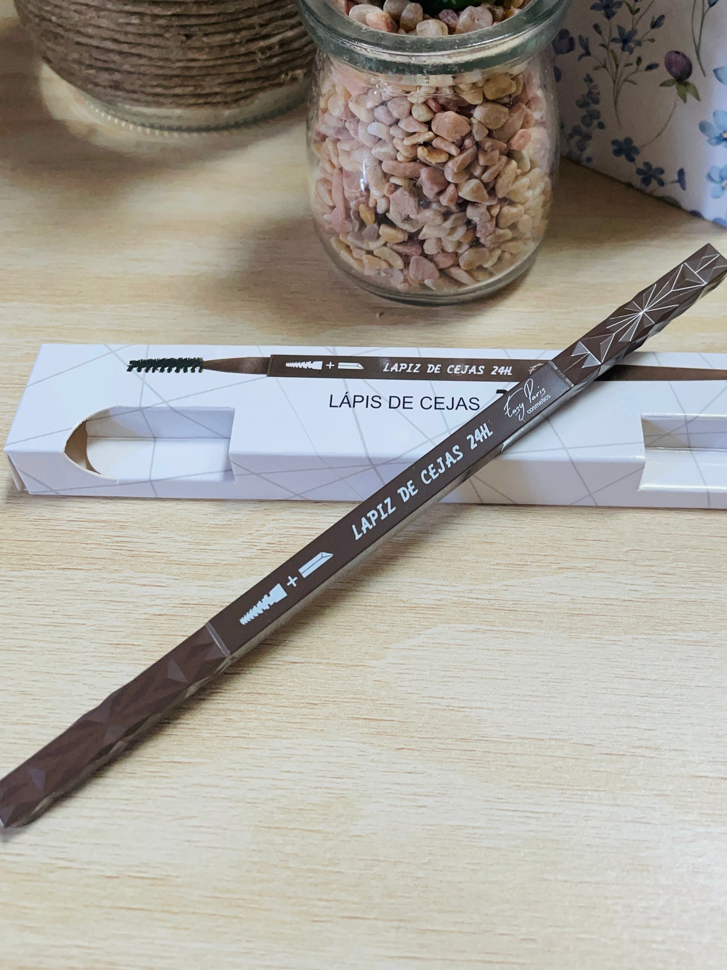 Crayon à sourcils avec brosse — Fini naturel & précis