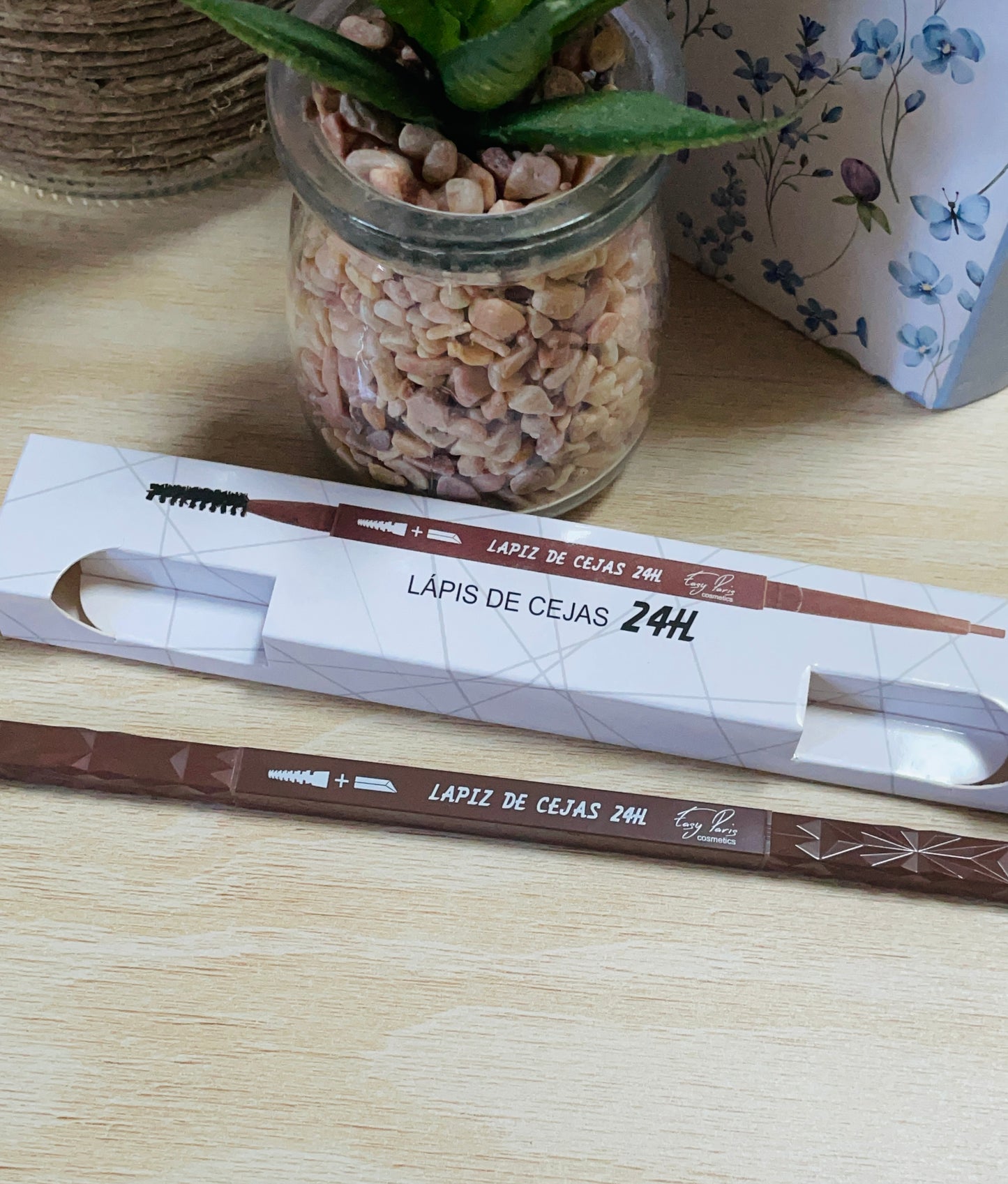 Crayon à sourcils avec brosse — Fini naturel & précis