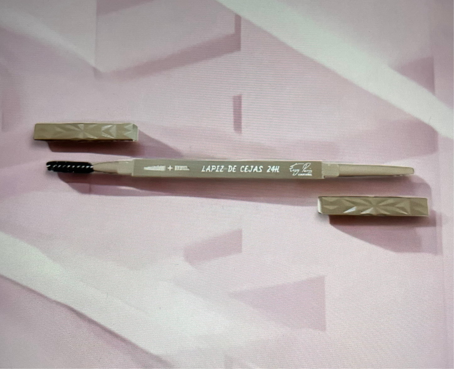 Crayon à sourcils avec brosse — Fini naturel & précis