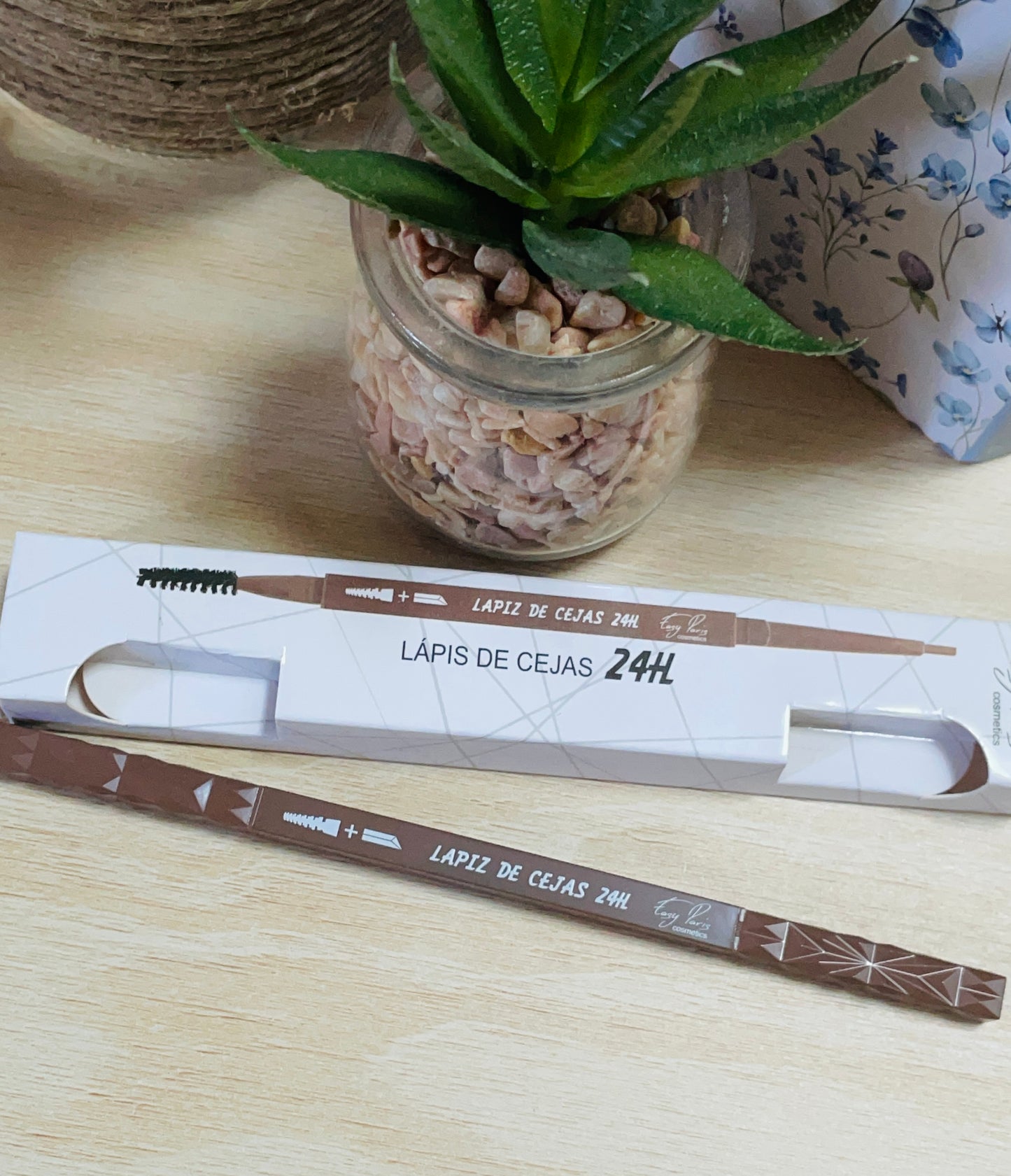 Crayon à sourcils avec brosse — Fini naturel & précis