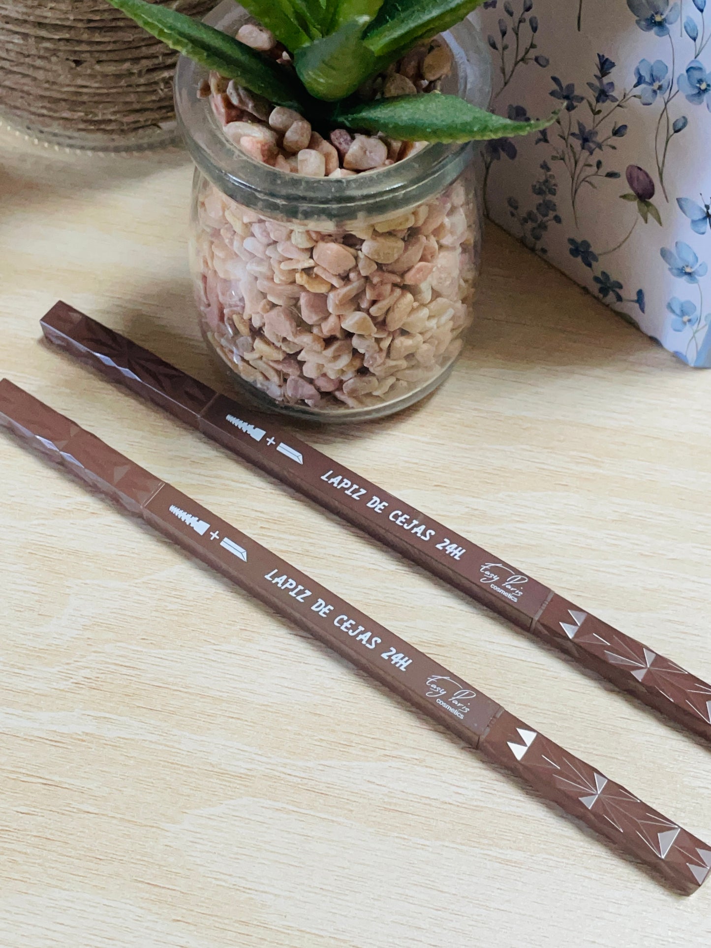 Crayon à sourcils avec brosse — Fini naturel & précis